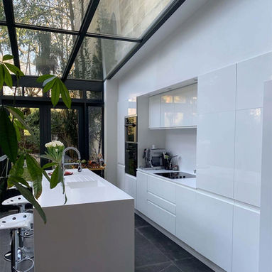 Cuisine blanche sur mesure avec plan de travail en Solid Surface