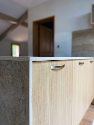 Cuisine sur mesure en plaquage chêne avec plan de travail en Dekton