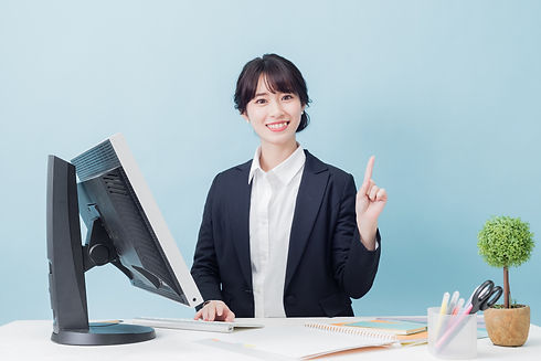 印刷を依頼する会社員
