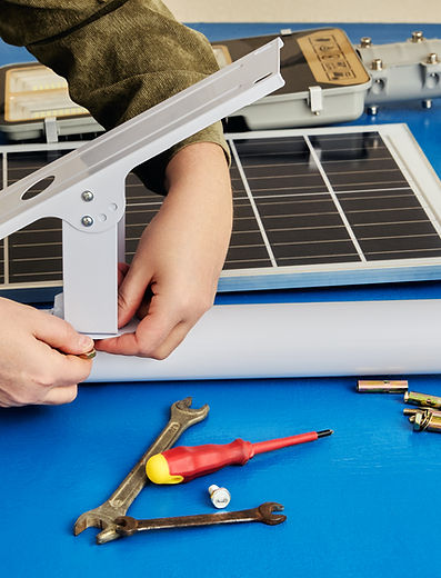 el-cliente-ensambla-la-luz-solar-de-la-calle-partir-de-un-paquete-plano-comenzando-con-el-