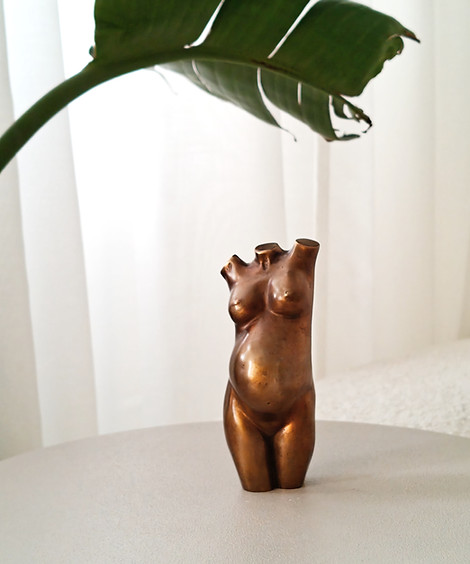 Studio Memoria pregnancy figurine