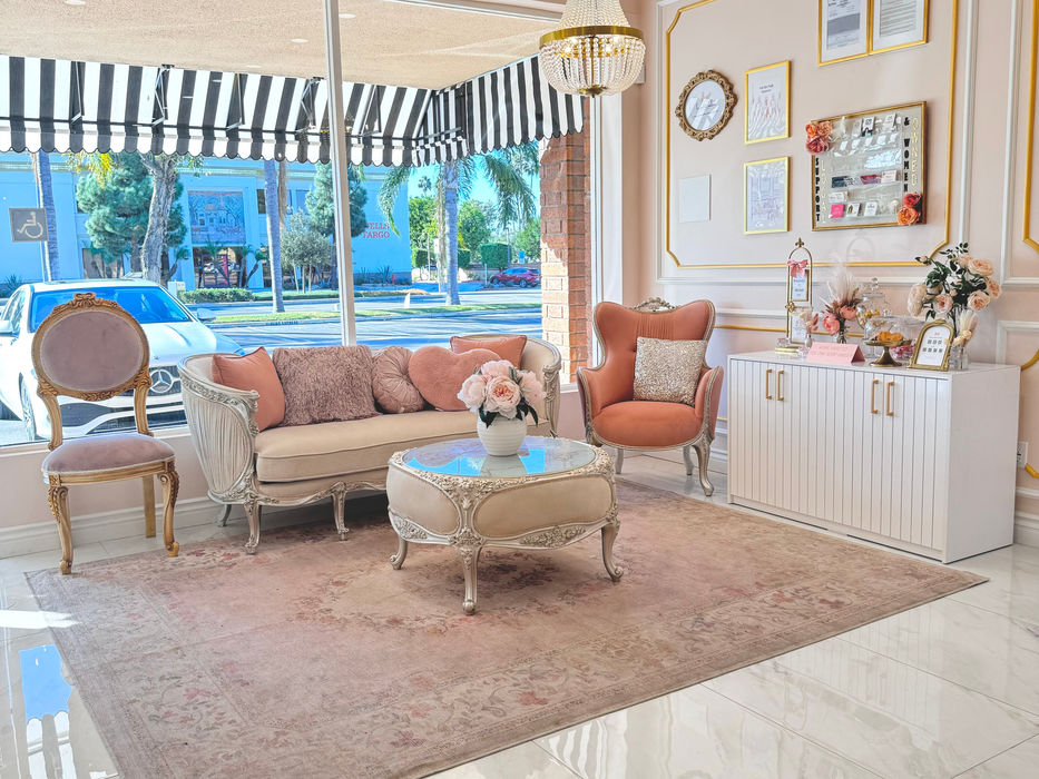 Le Petit Salon - Interior