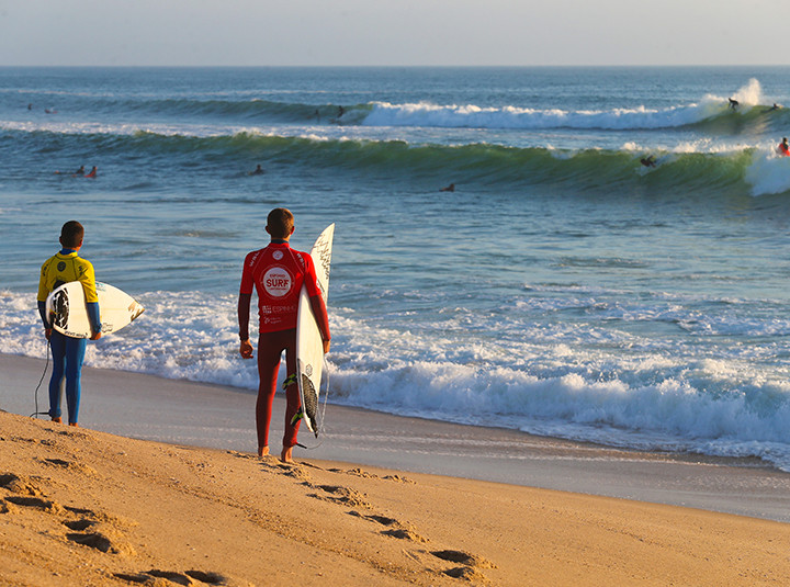 Surf à Espinho au Portugal. Crédits image : www.visit.espinho.pt