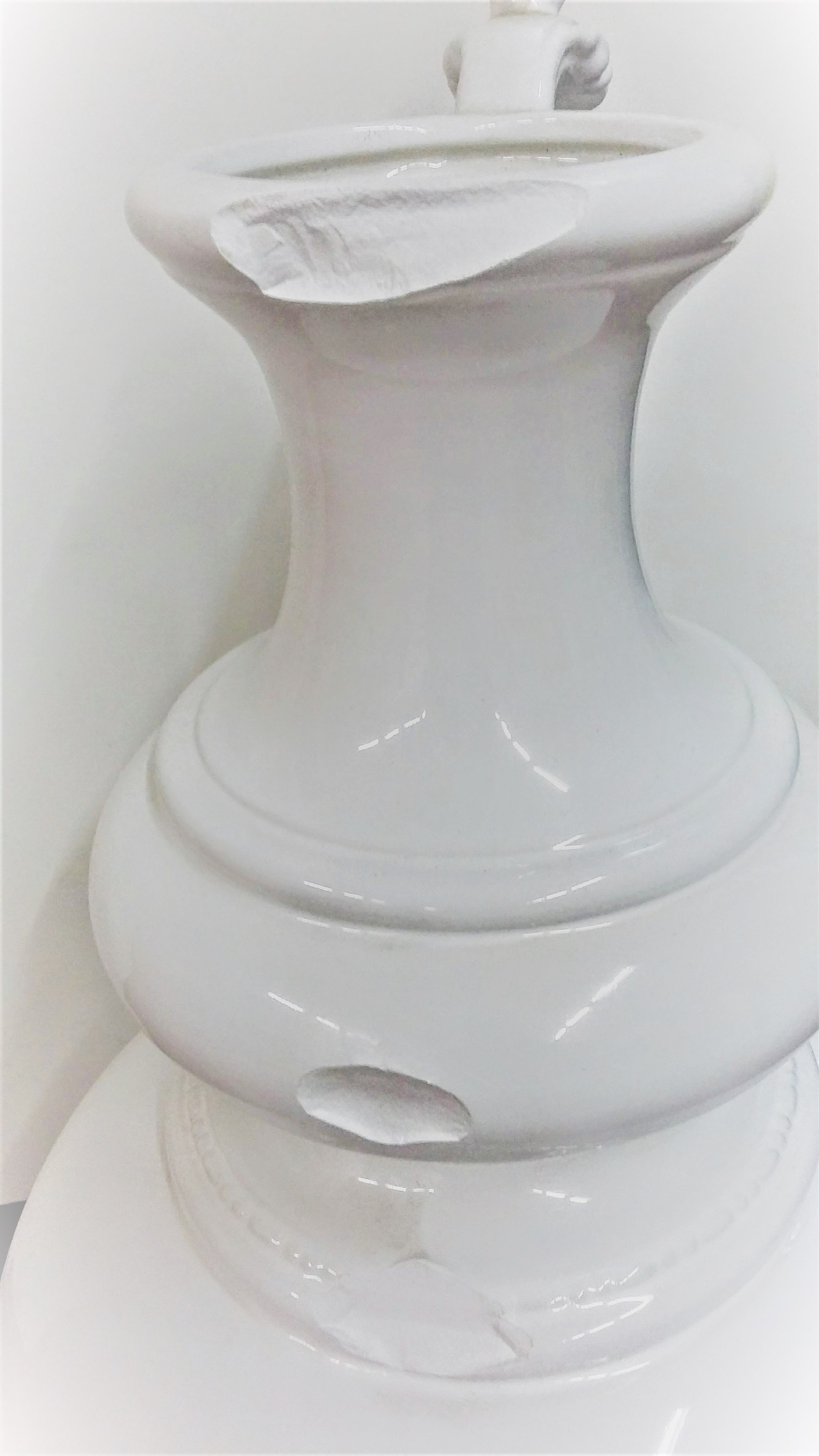 Restauro vaso bianco in ceramica
