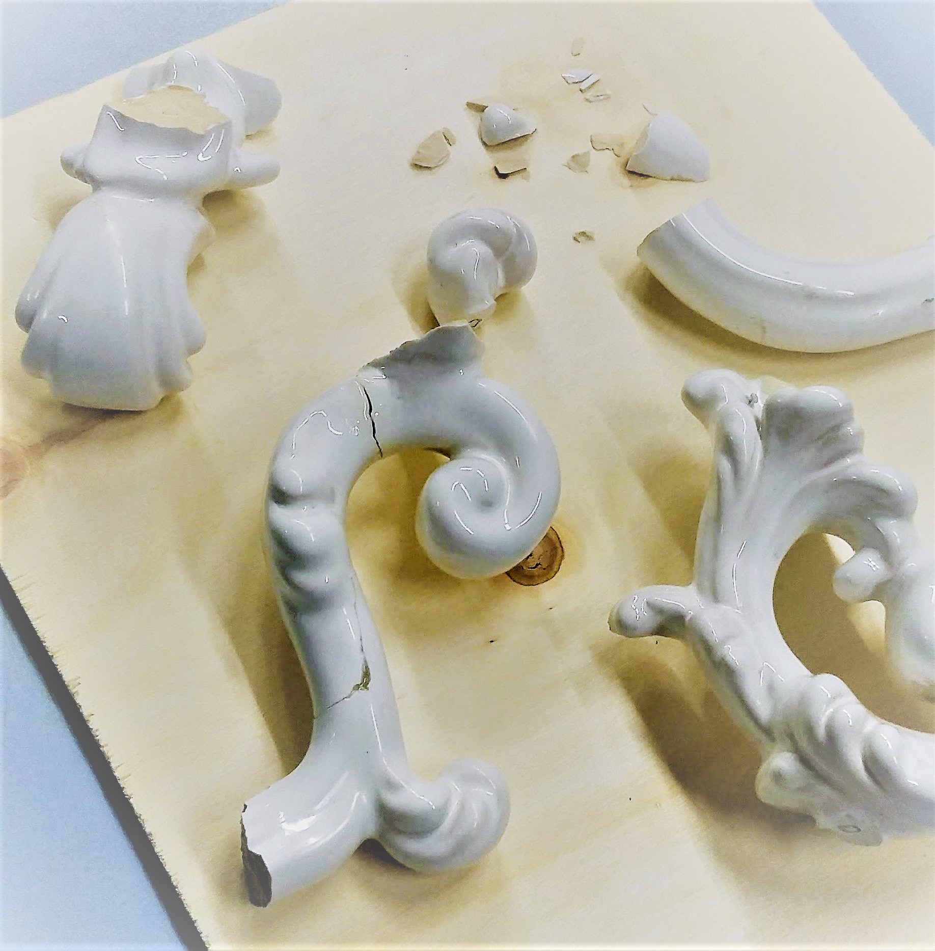 Restauro vaso in ceramica bianco
