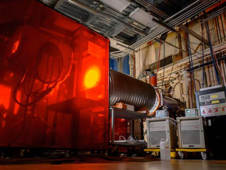 Un panel solar del espacio recolecta energía que podría transmitirse a cualquier parte de la Tierra