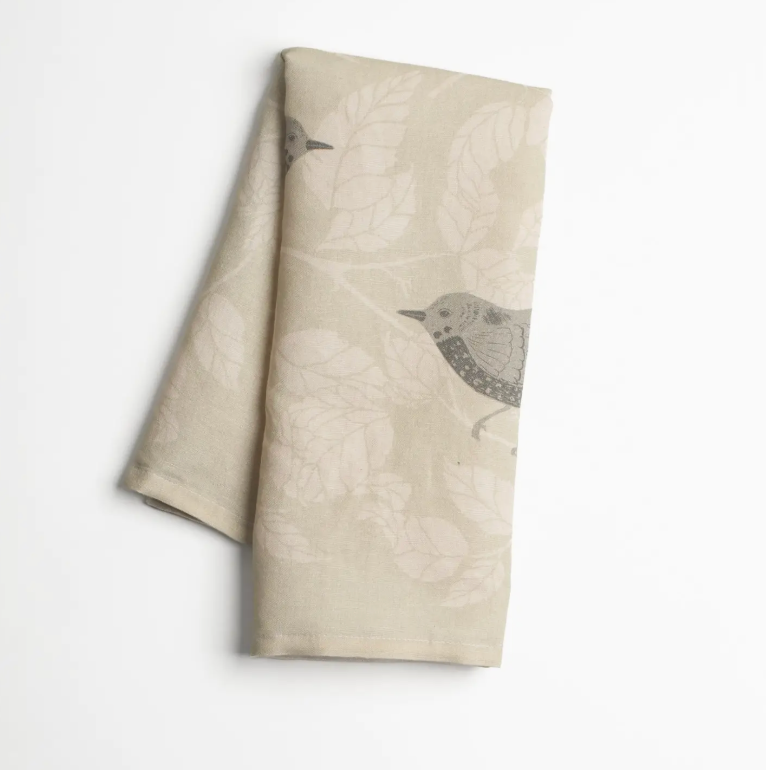 The kind of piece that quietly makes a kitchen feel finished. This cotton linen tea towel features a soft botanical pattern w