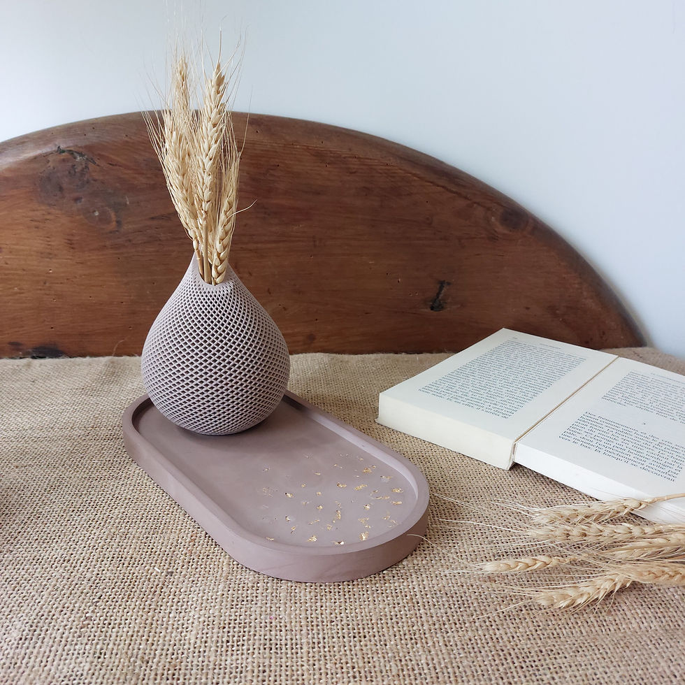 Une déco épurée avec ce vase goutte d'eau chocolat marié à de simples épis de blé dorés