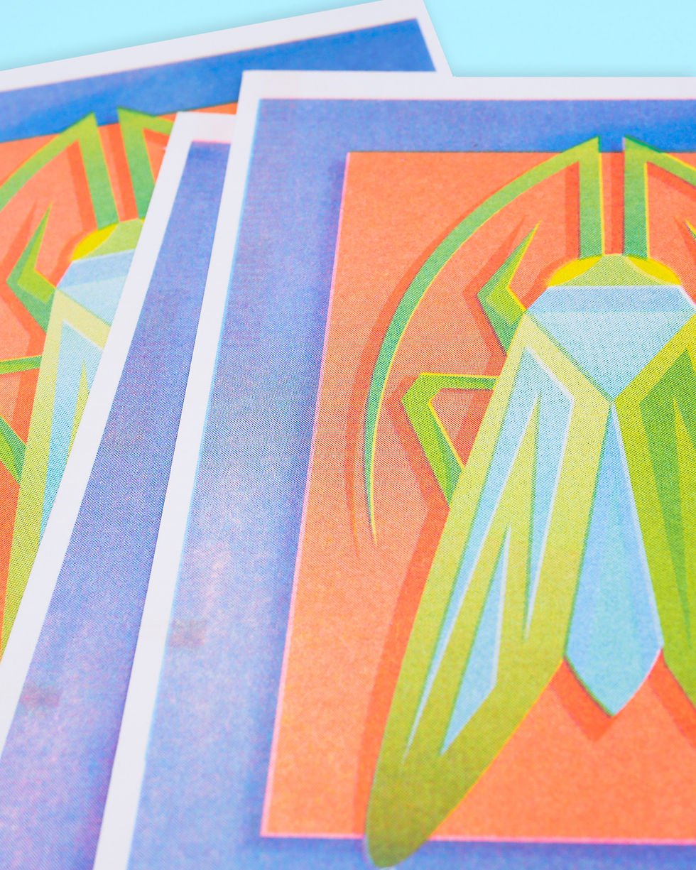 Thumbnail: Detailfoto vrolijke groene krekel riso print op roze achtergrond