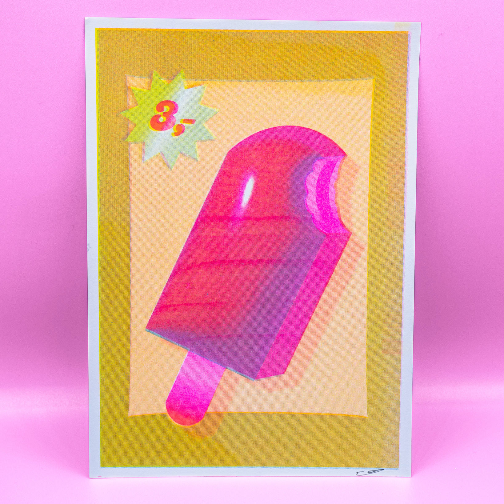 Kleurrijk chocolade ijsje riso print van voren, op roze achtergrond