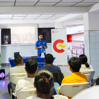 35 mujeres y jóvenes de la Comarca Ngäbe Buglé iniciaron una formación especializada en elaboración de contenido audiovisual para plataformas digitales y radio, como parte del Programa de Acceso Universal a la Energía en la Comarca Ngäbe-Buglé, una iniciativa financiada por la Unión Europea y la Cooperación Española, a través de la Agencia Española de Cooperación Internacional para el Desarrollo (AECID), con el acompañamiento técnico CIDES en colaboración con la Academia Doraz de Arte y Diseño.