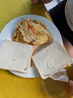 Zajtrk - omleta s paradižnikom in toast