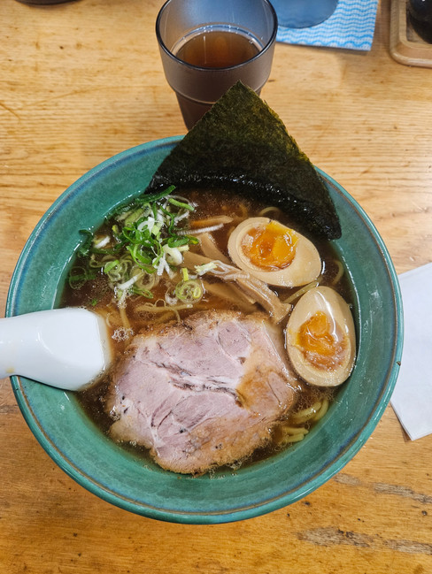 ramen z dvema jajčkoma in svinjino