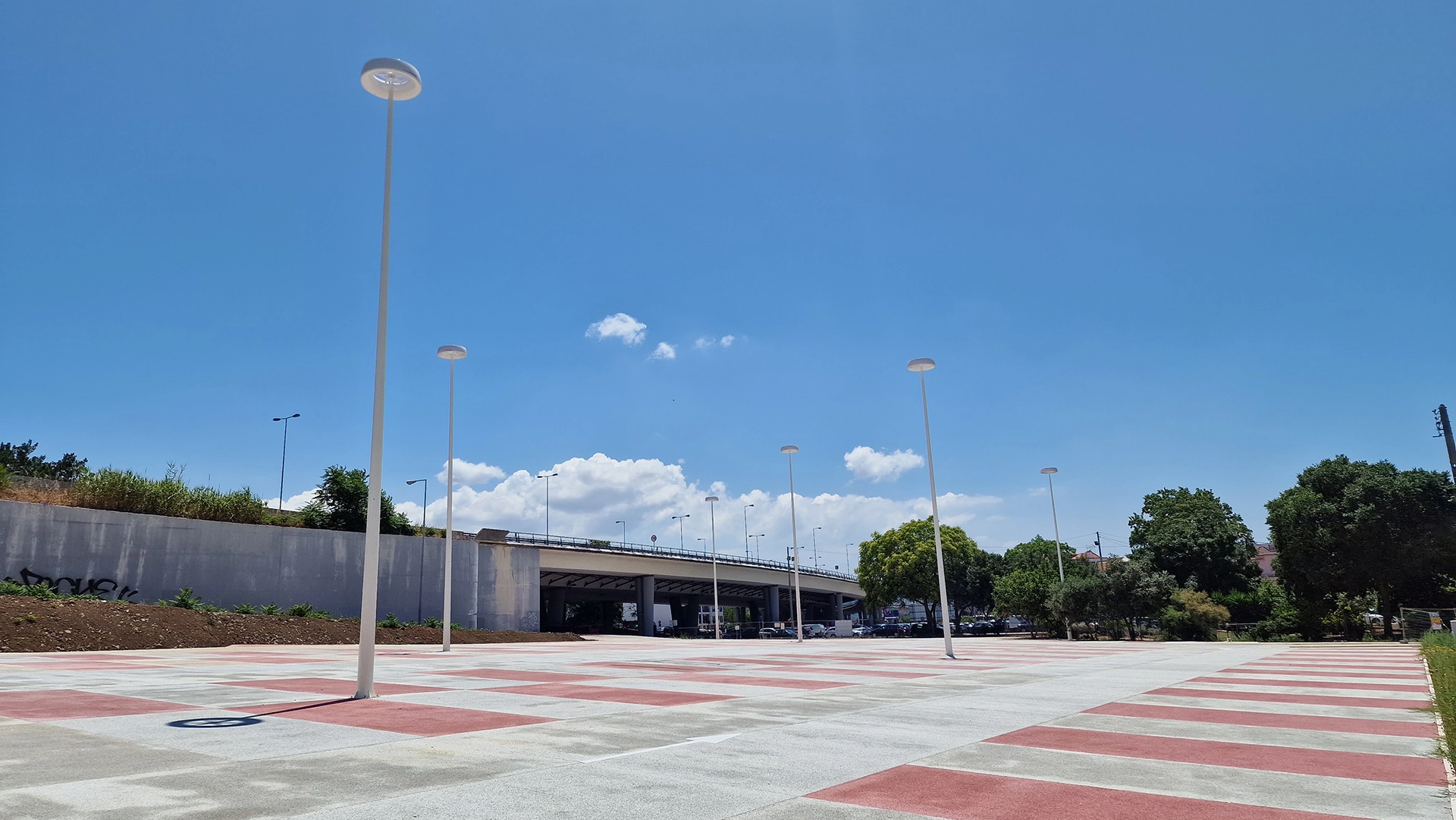 Omniflow solution installed at parking area in Algés market for smart lighting