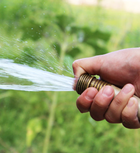 Técnico monitorando vazão e qualidade da água em rio durante estudo para concessão de outorga de uso.