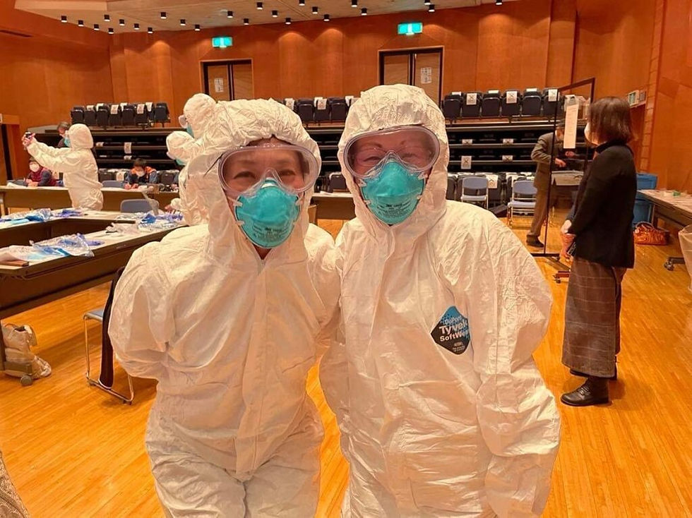 野村医院の看護スタッフ。感染予防対策実地訓練のひとコマ(下記参照)