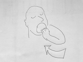 図3)下の歯を引っ張り下げるようにして口を開ける。この際も右側からアプローチ。