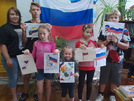 И гордо реет флаг державный