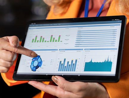 un-equipo-multietnico-de-mujeres-empresarias-discutiendo-la-estrategia-empresarial_edited_