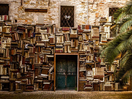 Mural de libros en Italia.