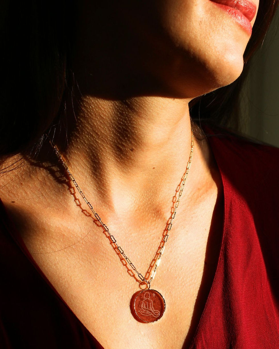 Miniature : Collier Rose porté en verre gravé d'un dessin de femme nue par Maison LAU