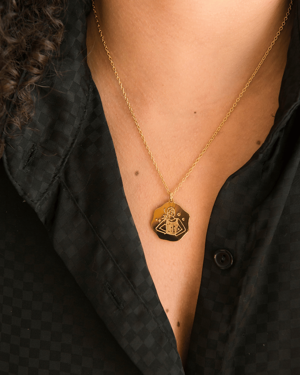 collier fin médaille porté de face