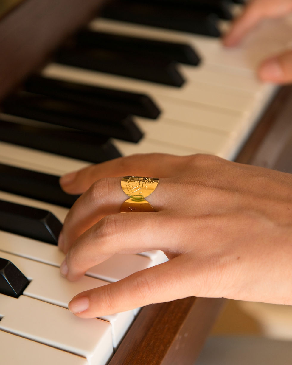 bague stella portée piano