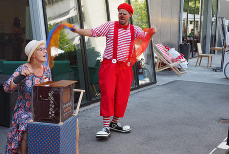 Im Bodmer Chur,
Clown, Fun, Funny, Freude, Clown Perdü singt mit Herz