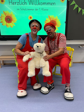 Clown Perdü und Clown Tschalpi von den Guarda Clowns bei der Neueröffnung Schulhaus Tamins
