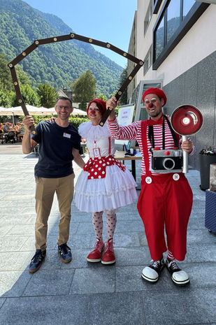 Clown Perdü singt mit Herz,
Fotografiert mit der Kamera