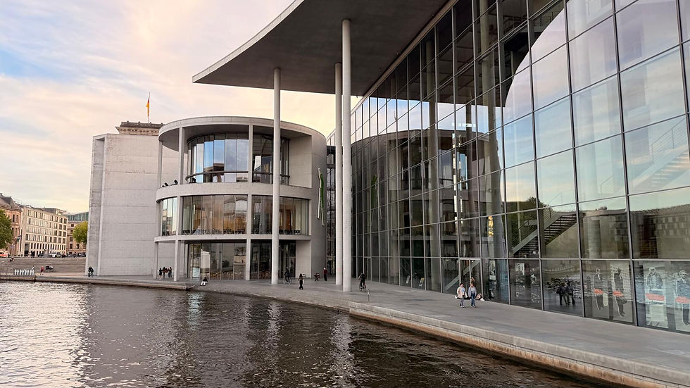 Mit dem Hausboot durch das Berliner Regierungsviertel: Vom Wasser aus erleben wir die Gebäude und Uferpromenaden aus einer ganz anderen Perspektive.
