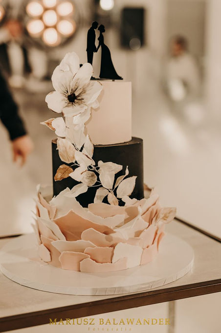 Trzypiętrowy, czarny tort weselny z motywem kwiatów