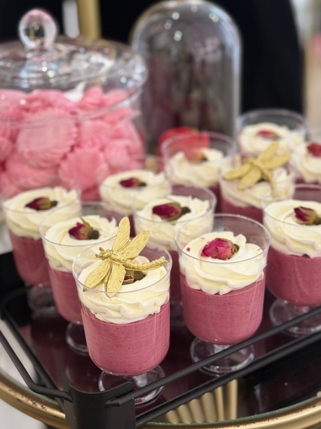Delikatne desery z różami i ważkami