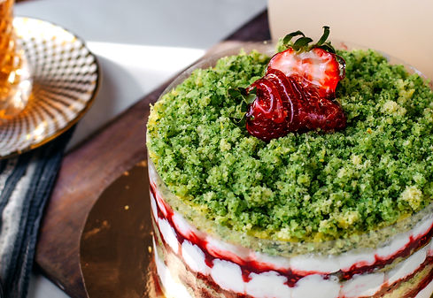Zielony tort pistacjowy z truskawką