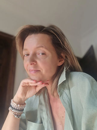 Portret Asi w jasnozielonej koszuli