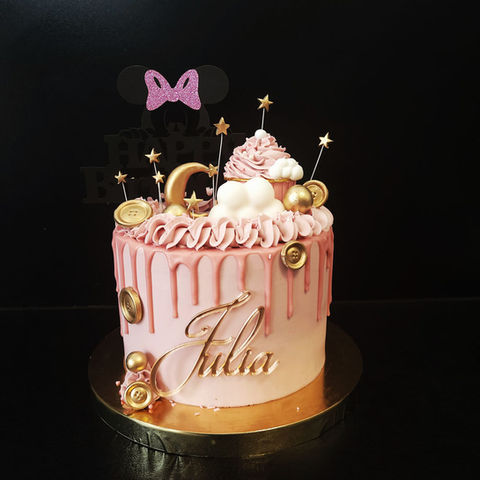 Różowy tort dla Julii z dekoracjami