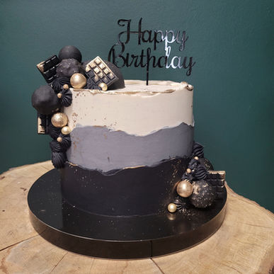Urodzinowy tort z napisem "Happy Birthday"