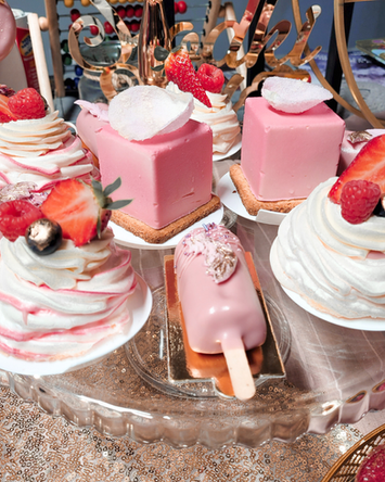 Różowe desery i babeczki na paterze