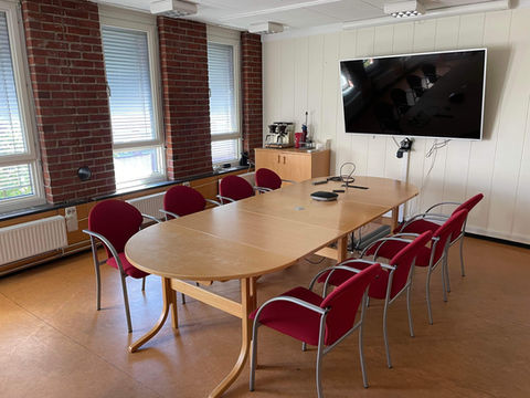 Møterom RØD nye stoler.jpeg