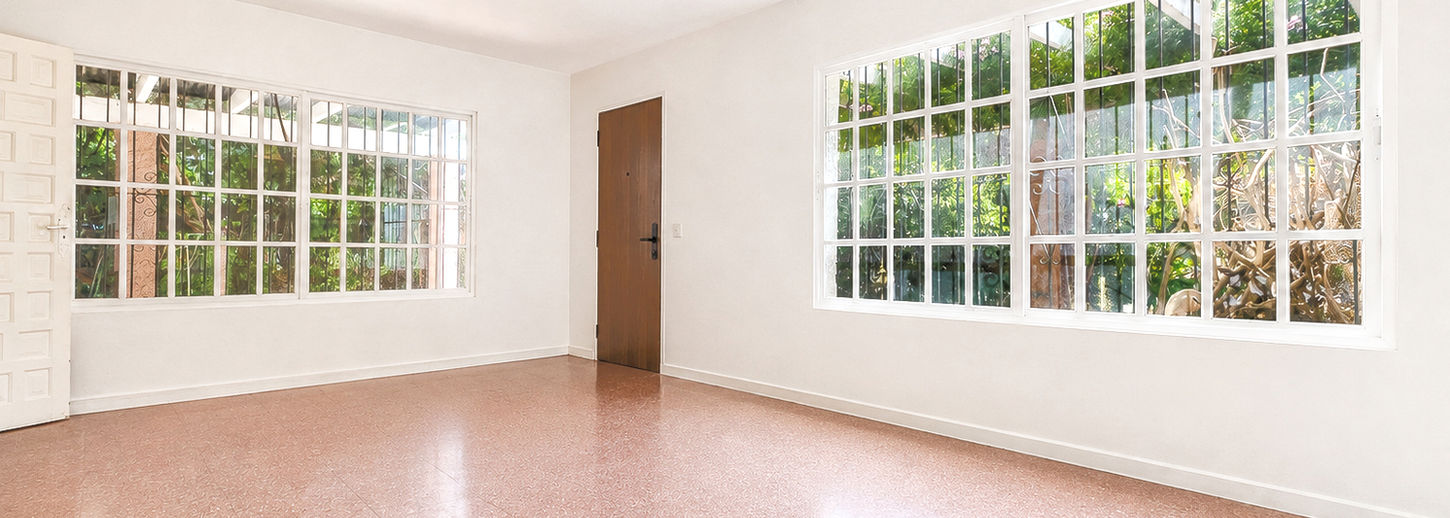 Pasillo interior con suelo de terrazo en villa de Nueva Andalucía