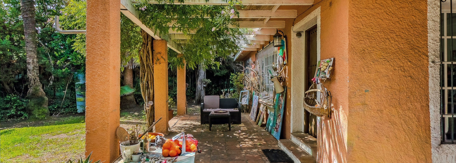 Porche cubierto en villa con jardín en Nueva Andalucía