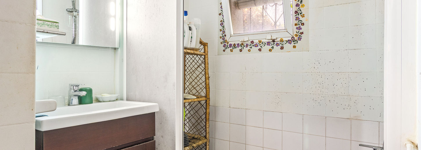 Baño con lavabo y espejo en villa Nueva Andalucía Marbella
