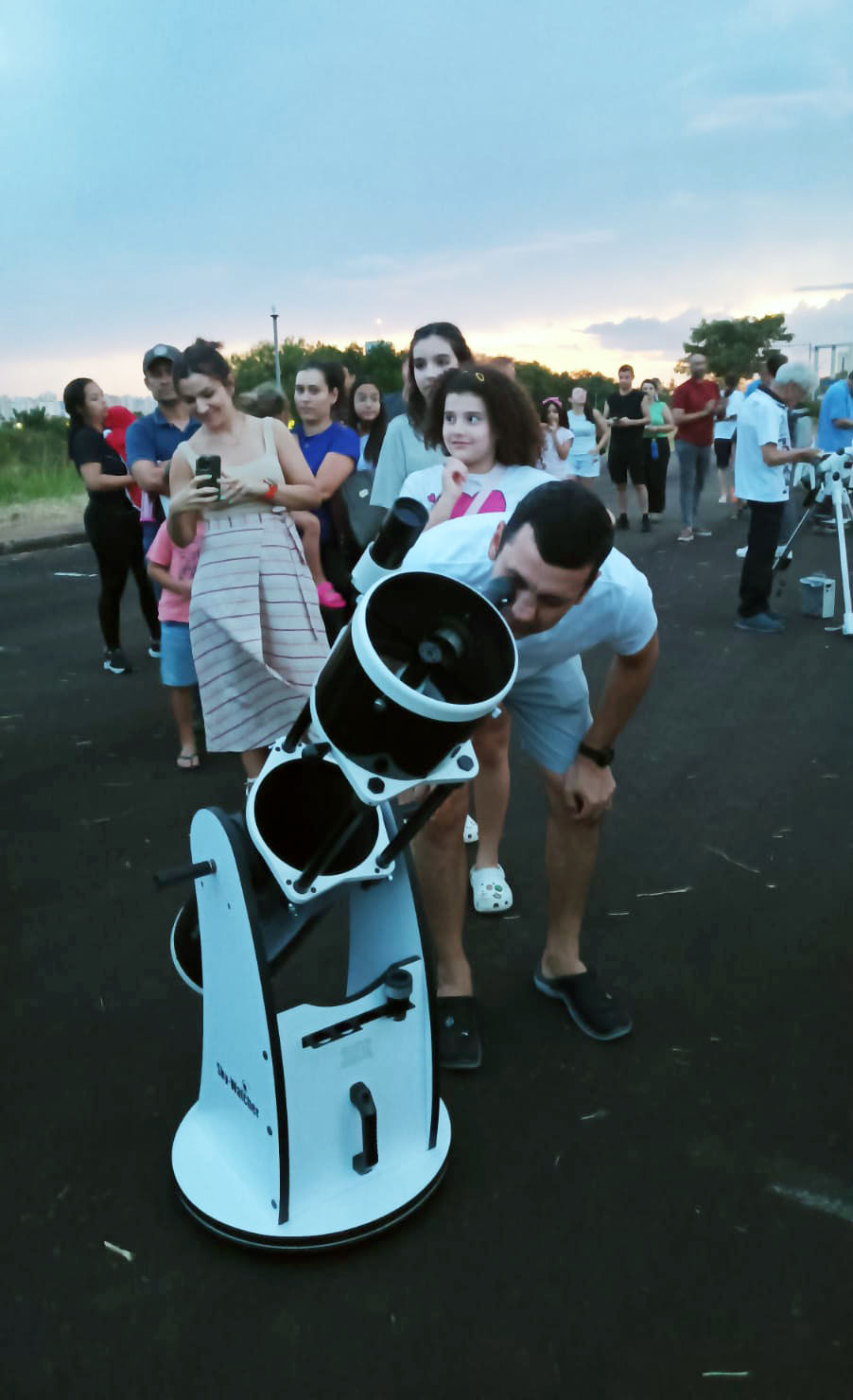 A observação reuniu muita gente no início da noite