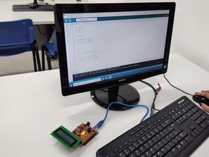 ALUNOS DO TÉCNICO EM INFORMÁTICA EM AULA SOBRE SISTEMAS EMBARCADOS