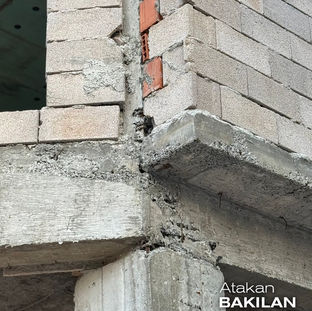 Deprem yükleri altında en çok zorlanan bölge olan kolon-kiriş birleşiminde böyle bir imalat kabul edilemez.