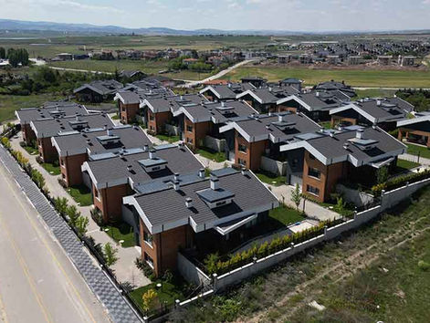 Antrasit Çatı ile Zamansız Modernlik: Ev Tasarımında Gücün ve Zarafetin Dengesi