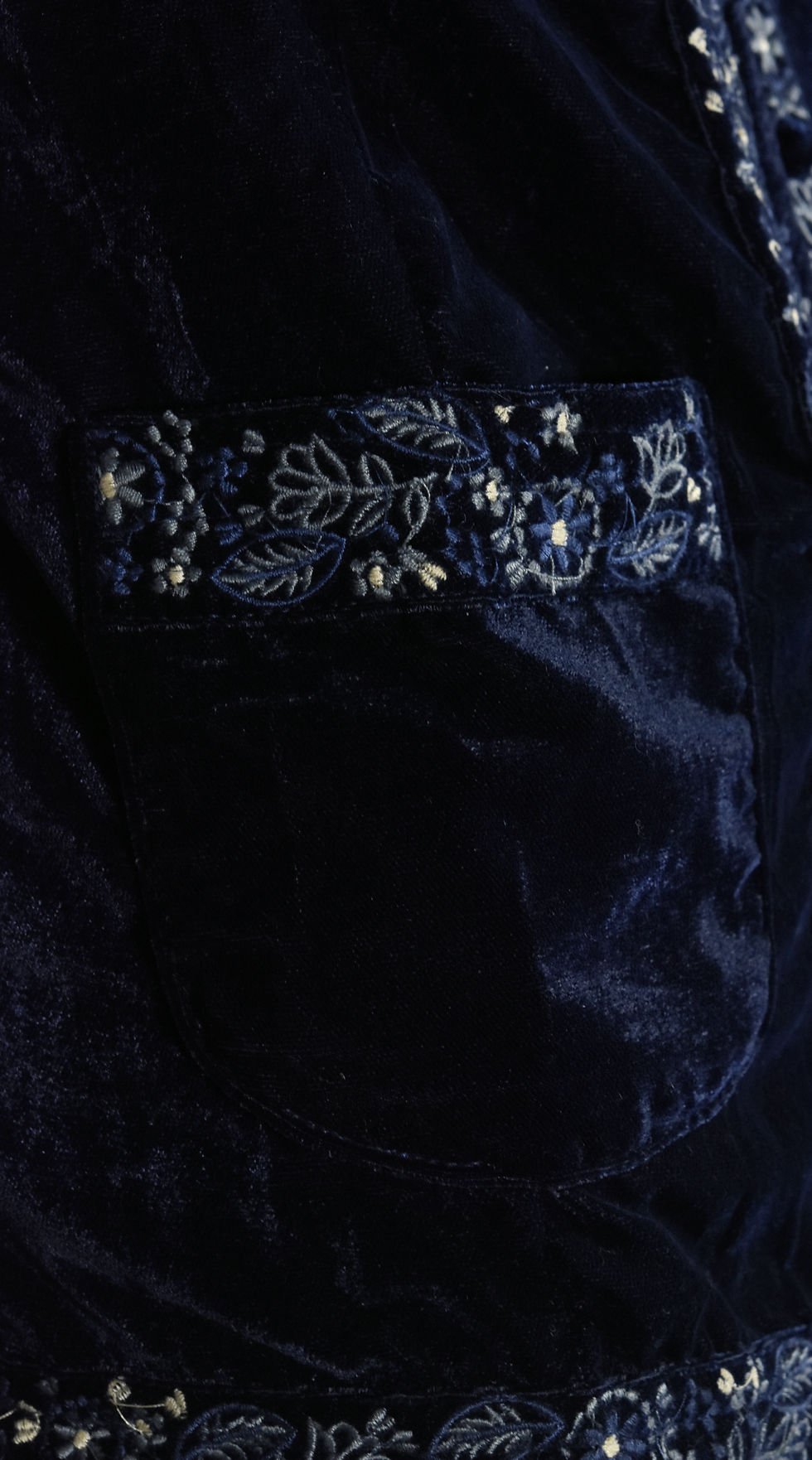 Miniatura: Giacca leggermente imbottita in morbido velluto blu, impreziosita da raffinati ricami su maniche, tasche e colletto.