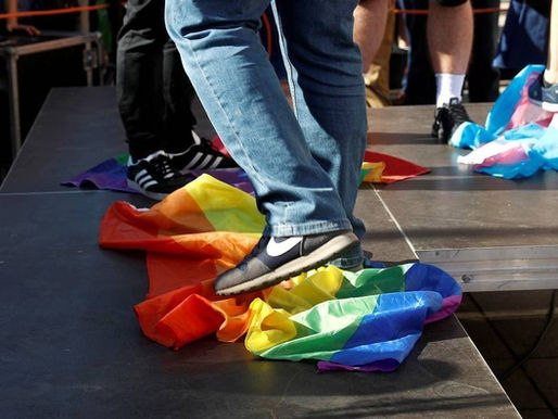 Homem é chamado de 'Porco Gay', é dopado, espancado e tem suástica marcada no rosto