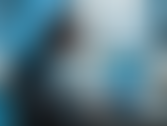 Entrepreneur préparant le lancement de son site web avec Espoir Enjeux, agence digitale rapide et humaine.