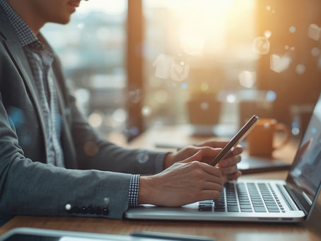 entrepreneur créant du contenu réseaux sociaux dans un bureau moderne